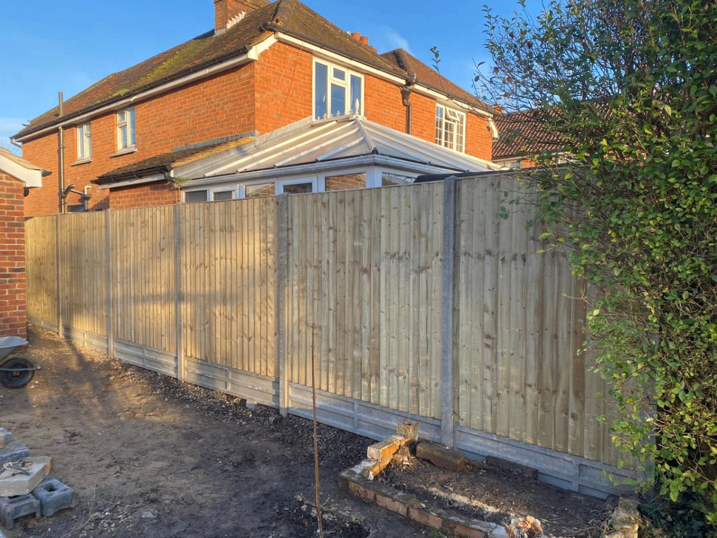 Real closeboard fence installation in Basingstoke