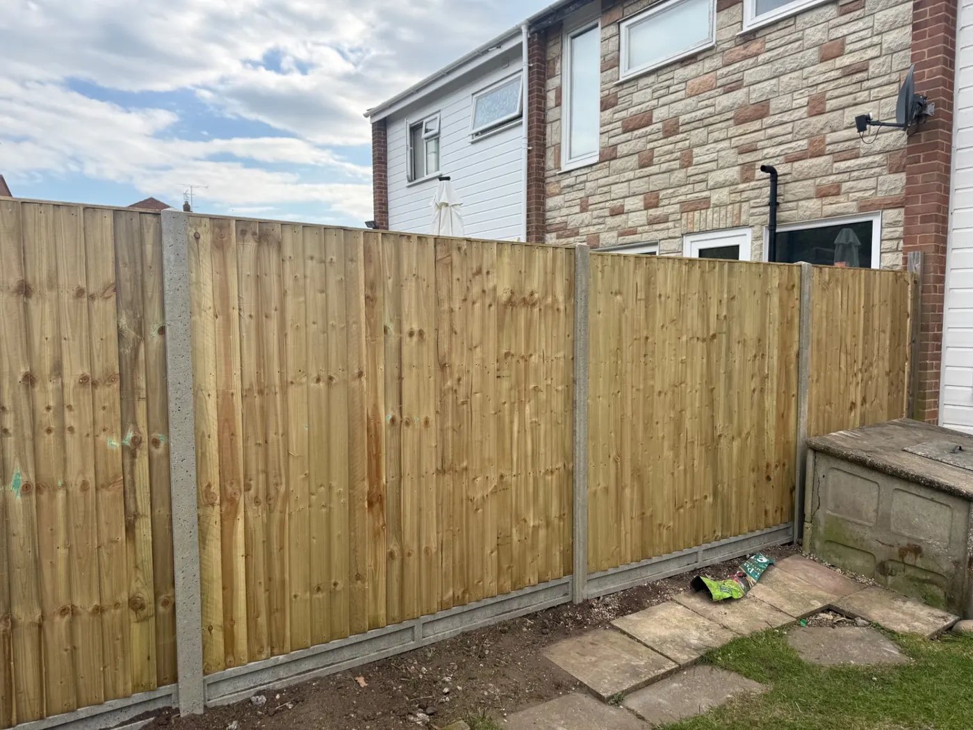 Real closeboard fence installation in Basingstoke